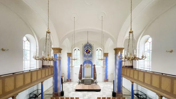 Das Stück wird von Hermann J. Kogler inszeniert, auf der Bühne in der Synagoge Kobersdorf stehen Christoph Schobesberger und Georg Kusztrich.