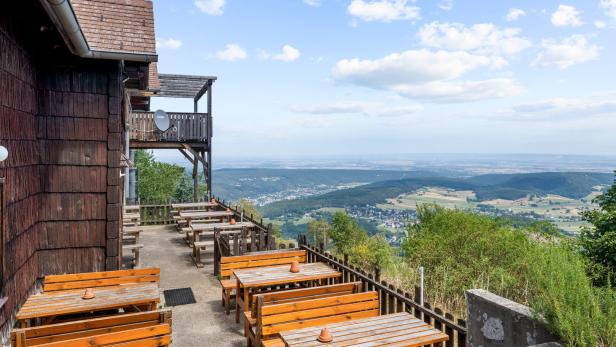 Terrasse mit Blick ins Wiener Becken. Das Herrgottschnitzerhaus auf der Hohen Wand