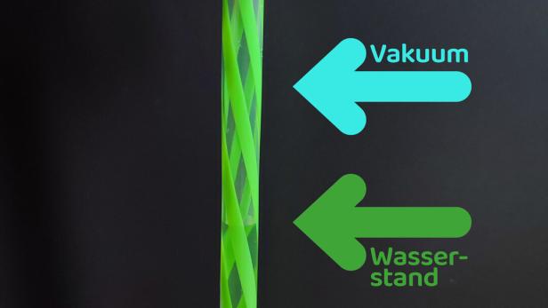 Vakuum: Wasser "hält sich" am Stohhalm-Inneren fest.