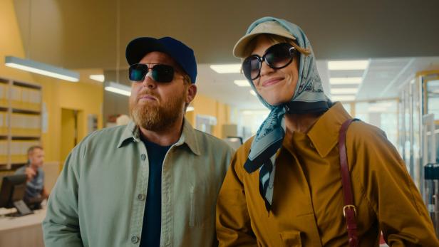 Dedo (Axel Stein) und Carlotta (Heike Makatsch) brauchen in &quot;Where&#039;s Wanda?&quot; illegales Technikzeug, wollen dabei aber nicht erkannt werden.