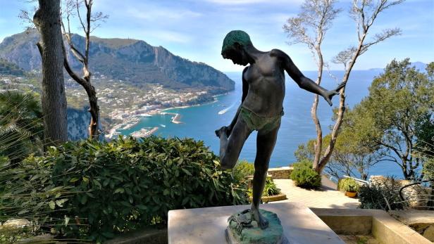 Statue vor der Villa Lysis auf Capri, Blick auf den Hafen Marina Grande