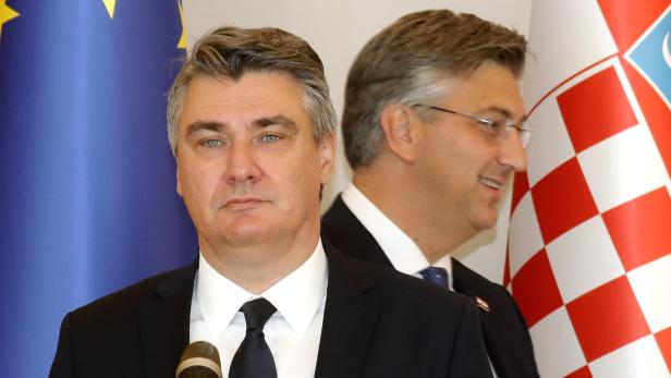 Zoran Milanović und Andrej Plenković stehen vor einem Rednerpult