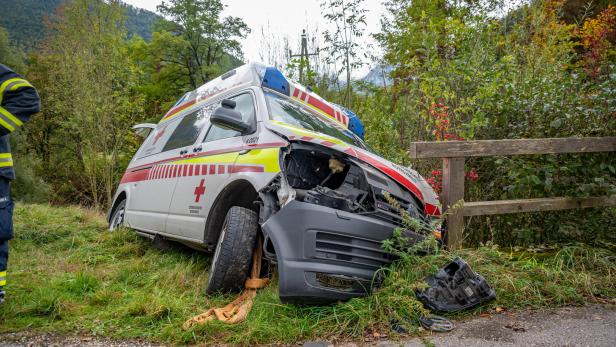 Rettungsauto kracht mit Patient an Bord gegen Brückenpfeiler