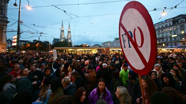 NACH NR-WAHL: DEMONSTRATION "ES IST WIEDER DONNERSTAG - NEIN ZUR FPÖ IN DER REGIERUNG! FIX ZAM GEGEN RECHTS!"