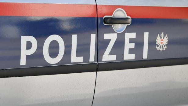 Polizeischriftzug am Auto