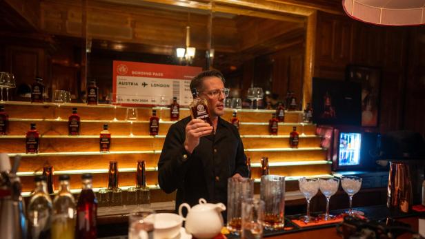 Steven Daevel hinter der Bar.