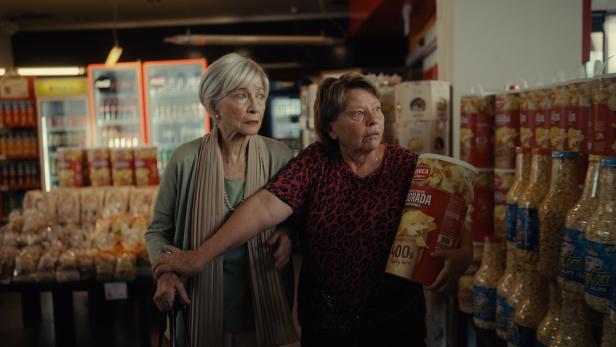 Margarethe Tiesel (re.) versteckt sich mit Christine Ostermayer im Supermarkt: „80 Plus“