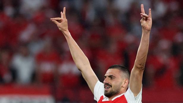 Demiral bekommt in der Türkei ein Denkmal mit dem Wolfsgruß