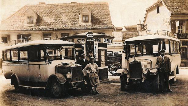 Die ersten Tankstellen standen in Graz (im Bild Dietrichsteinplatz, 1930), damals „Benzinzapfstellen“ genannt