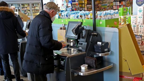 Oft wird der Einkauf am Sonntag bei der Tankstelle erledigt. Treffpunkt im Dorf ist sie aber immer seltener