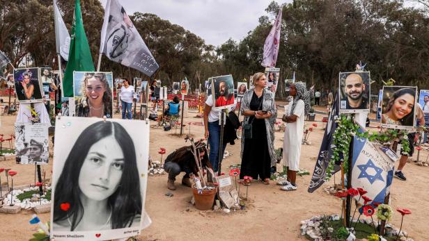 Hinterblieben der Opfer des Nova-Festivals gedachten in der Negev-Wüste des Massakers vor einem Jahr