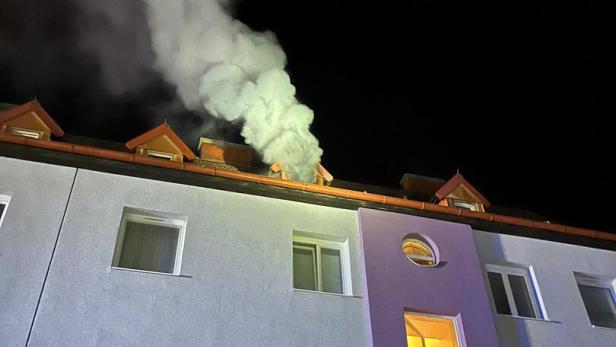 Feuer riss Hausbewohner nachts aus dem Schlaf