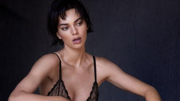 Kendall Jenner posiert in schwarzer Spitze und Stiefeln.