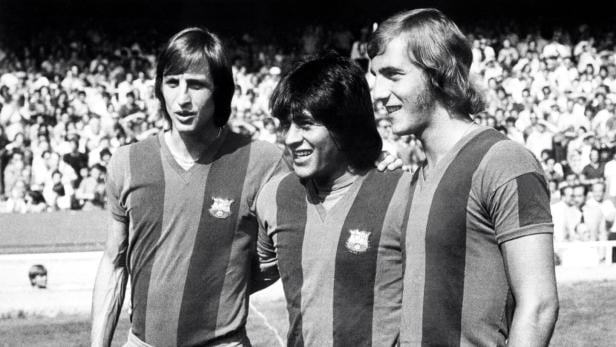 Johan Neeskens (re.) mit Johan Cruyff (li.) und Hugo Sotil