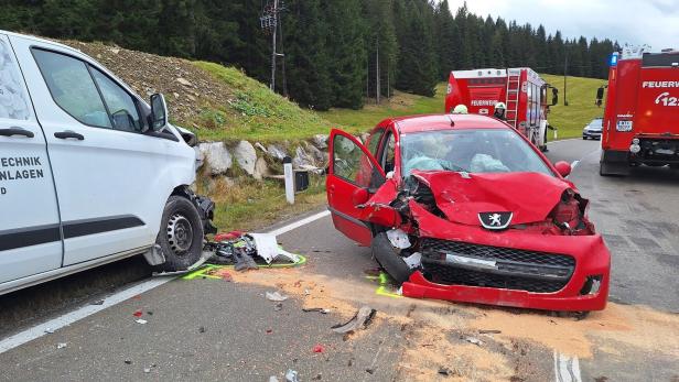 Der 46-jährige Pkw-Lenker musste schwer verletzt in die Unfallklinik geflogen werden