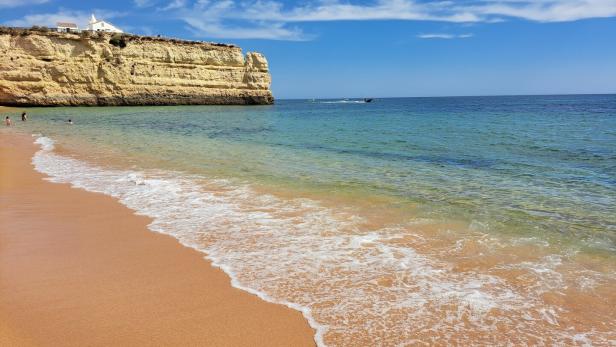 Steilküste und hellbrauner Sand: Senhora da Rocha