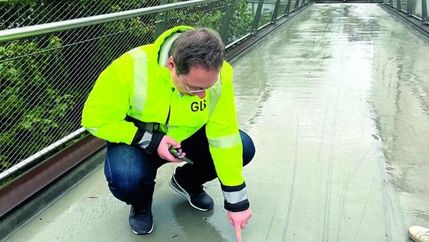 Beschädigter Brückenbelag muss auf Kosten der Stadt saniert werden