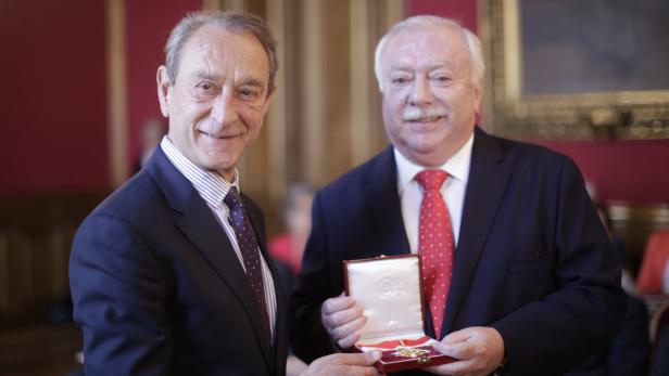 APA13655846 - 11072013 - WIEN - ÖSTERREICH: Der Wiener Bürgermeister Michael Häupl (R) verleiht dem Pariser Bürgermeister Bertrand Delanoe am Donnerstag, 11. Juli 2013, das Große Goldene Ehrenzeichen für Verdienste um das Land Wien. APA-FOTO: GEORG HOCHMUTH