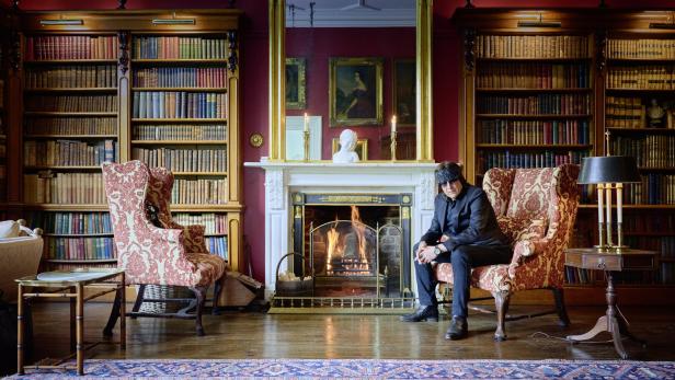 Gottfried Helnwein in der Bibliothek seiner Villa in Irland