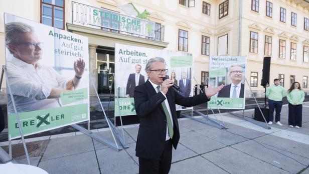 Mann vor Plakaten