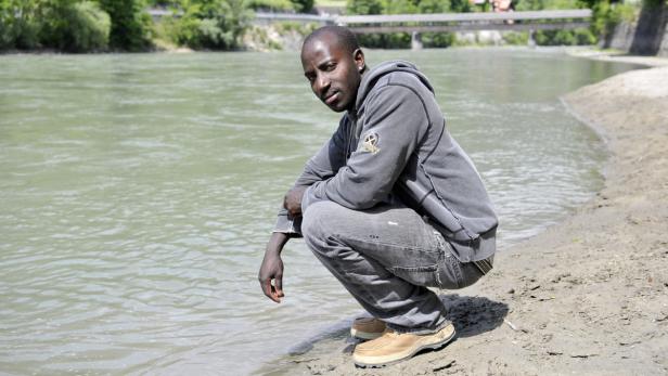 Lamin J. 20 aus Gambia am Innufer in Innsbruck. Ob…