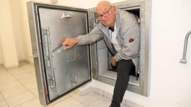 Der Oberösterreicher Fritz Holzleitner in seinem Schutzraum in Traunkirchen. Der Notausstieg führt direkt zum Parkplatz.