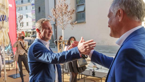 SPÖ-Chef Andreas Babler und Spitzenkandidat Mario Leiter klatschen ab