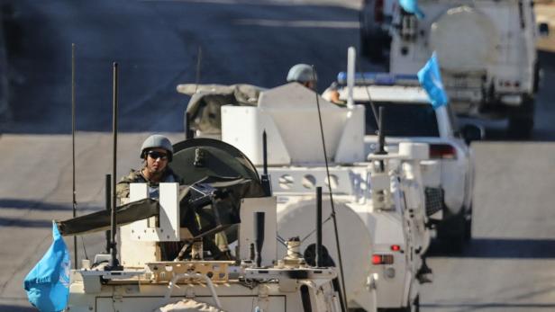 Blauhelmsoldaten in gepanzerten Fahrzeugen