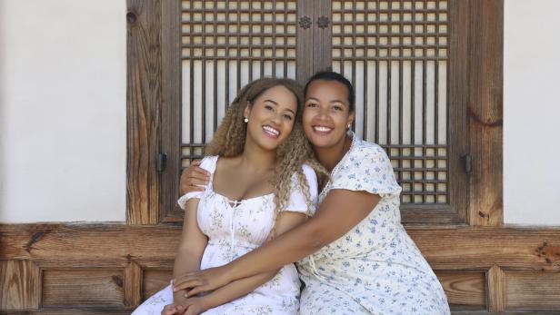 Minitta und Melanie (re.) Kandlbauer haben genug von schlechten Nachrichten.