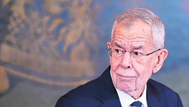 Austrian President Alexander Van der Bellen delivers a statement in Vienna