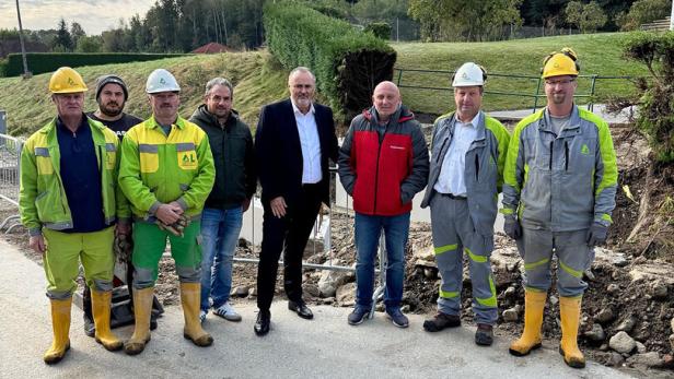 Doskozil war vergangene Woche in Wiesfleck, um sich vor Ort ein Bild über den Stand bei der Behebung von Hochwasserschäden an Straßen- und Brückeninfrastruktur zu machen.