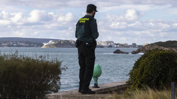 Archivbild: Ein Polizist auf Mallorca, im Hintergrund das Meer