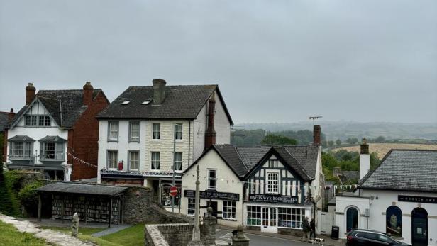 Hay-on-Wye, das Weltdorf der Bücher, in Wales an einem nebeligen Tag