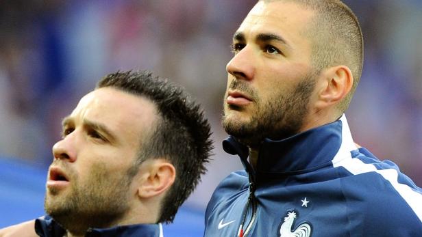 Mathieu Valbuena (li.) und Karim Benzema sind in einen skurrilen Kriminalfall verwickelt.