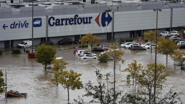 TOPSHOT-FRANCE-WEATHER-FLOOD