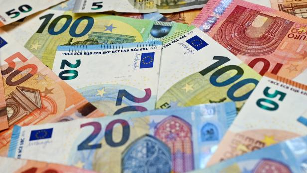 Mehrere Euro-Geldscheine in verschiedenen Stückelungen liegen übereinander.