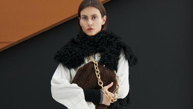 Taschen mit schweren Goldketten sind ein Hingucker.