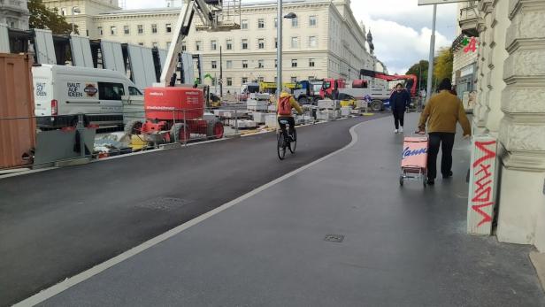 Universitätsstraße: „Klimafitte“ Verkehrsader mit dunklem Asphalt