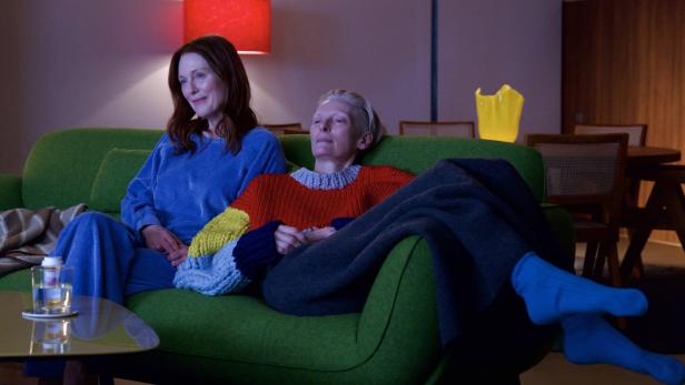 Lachen über einen Film von Buster Keaton: Julianne Moore (li.) und Tilda Swinton in „The Room Next Door“