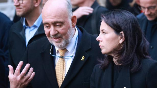 Israels Botschafter Ron Prosor und Deutschlands Außenministerin Annalena Baerbock bei einer Gedenkfeier am 7. Oktober 2024