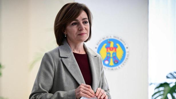 Maia Sandu, die Präsidentin von Moldau, hält Wahlunterlagen in den Händen.