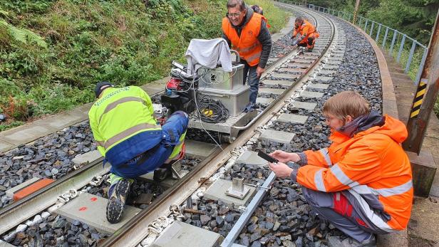 Bauarbeiter an Bahnstrecke