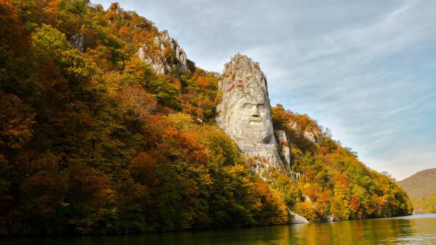 Das Relief des Dakerkönigs Decebalus (um 100 n. Chr.) ist mit 55 Metern die höchste Felsskulptur Europas und Highlight im Eisernen Tor. Dabei gibt es sie erst seit 2004