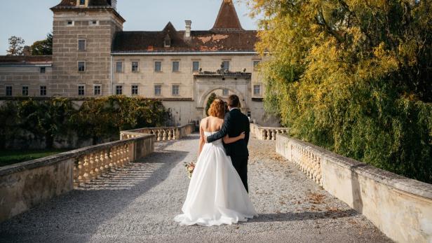 Hochzeitspaar vor Gebäude