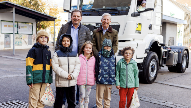 Toter Winkel: Am Fahrersitz lernen Kinder, sich vor Unfällen zu schützen