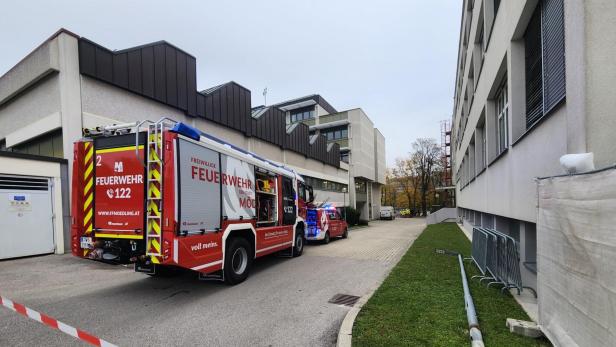 Explosionsgefahr: Evakuierung und Großeinsatz in HTL Mödling