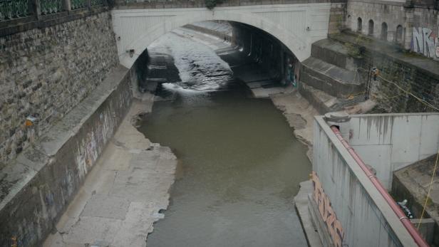 Löcher und angespülte Steine: Wienfluss an mehreren Stellen beschädigt