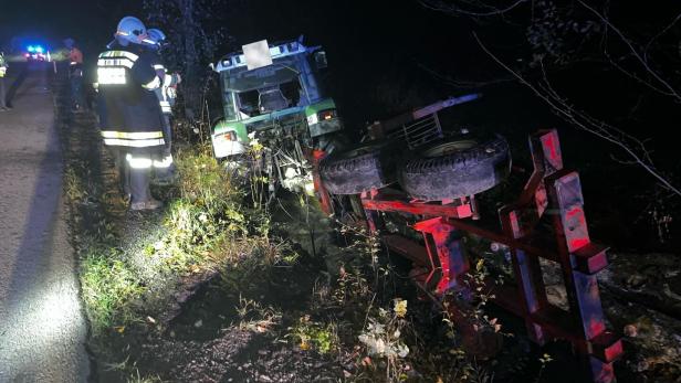 Traktor landete im Bachbett neben der Straße