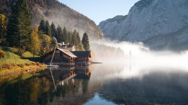 Nebelverhangene Herbstlandschaft in Bad Aussee am See.