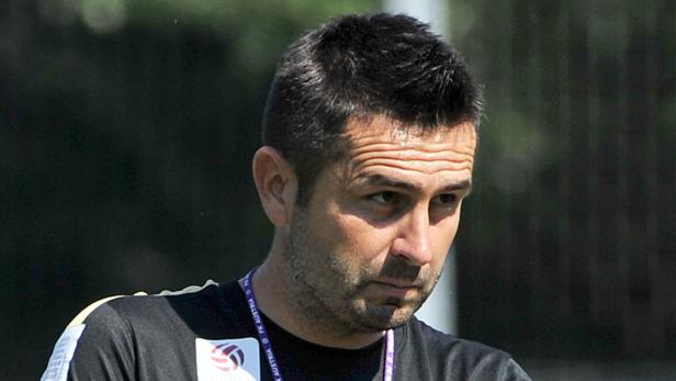 APA13281568 - 18062013 - WIEN - ÖSTERREICH: Trainer Nenad Bjelica leitet am Dienstag, 18. Juni 2013, in Wien das erste Training von FK Austria Wien. APA-FOTO: HANS PUNZ